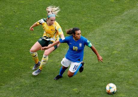 Marta domina a bola em Brasil x Austrália, marcada por Ellie Carpenter