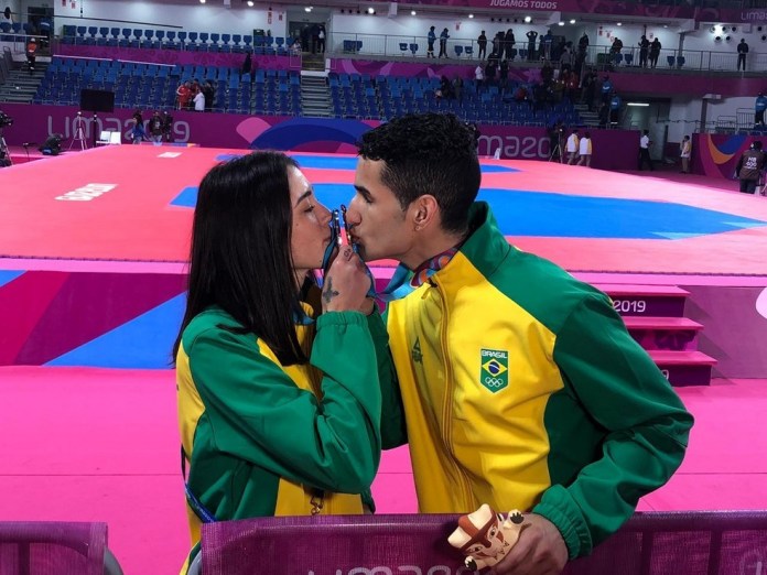 Edival "Netinho" Marques e a namorada Talisca, ouro e prata no taekwondo - Pan de Lima 2019 — Foto: Livia Laranjeiras