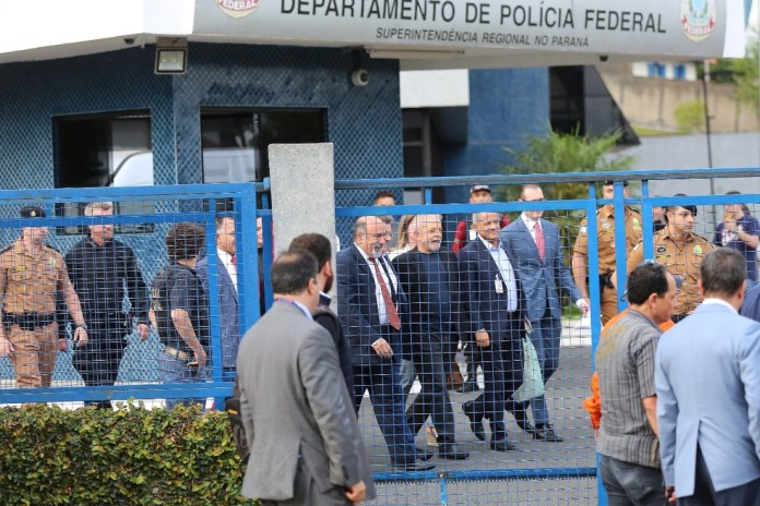 Ex-presidente ficou preso um ano e 7 meses e saiu da prisão, em Curitiba, nesta sexta-feira (8) — Foto: Giuliano Gomes/PR Press
